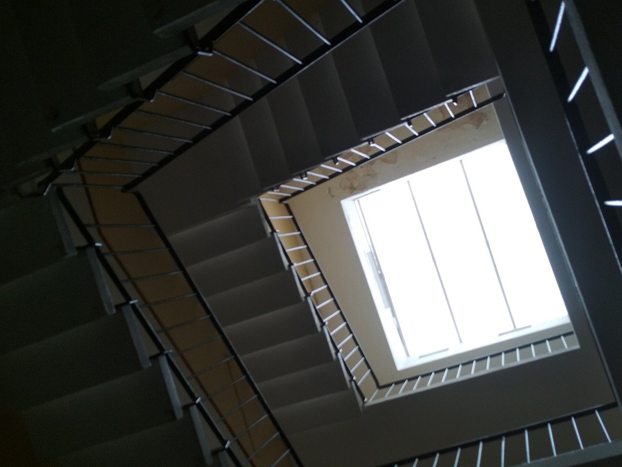 Qual é a diferença entre staircase e stairs e stairway ?